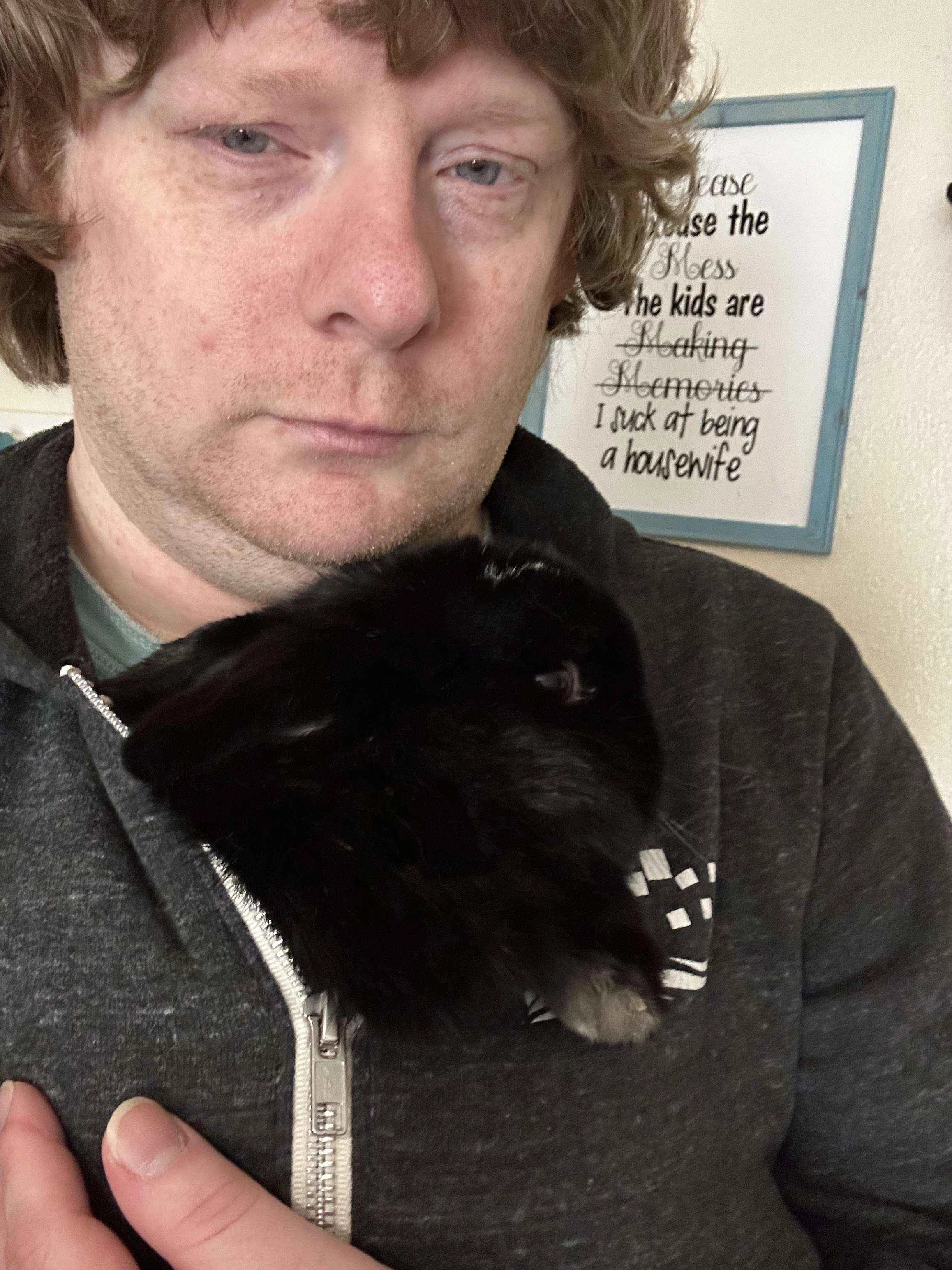 新しい写真を求められたとき、ジャーランドは「僕が持っている最高の写真は、僕とウサギです」と答えた。